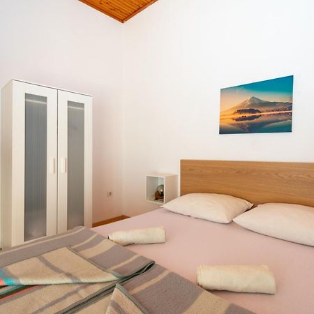 Apartments By The Sea Mandre, Pag - 4101 Колан Стая снимка