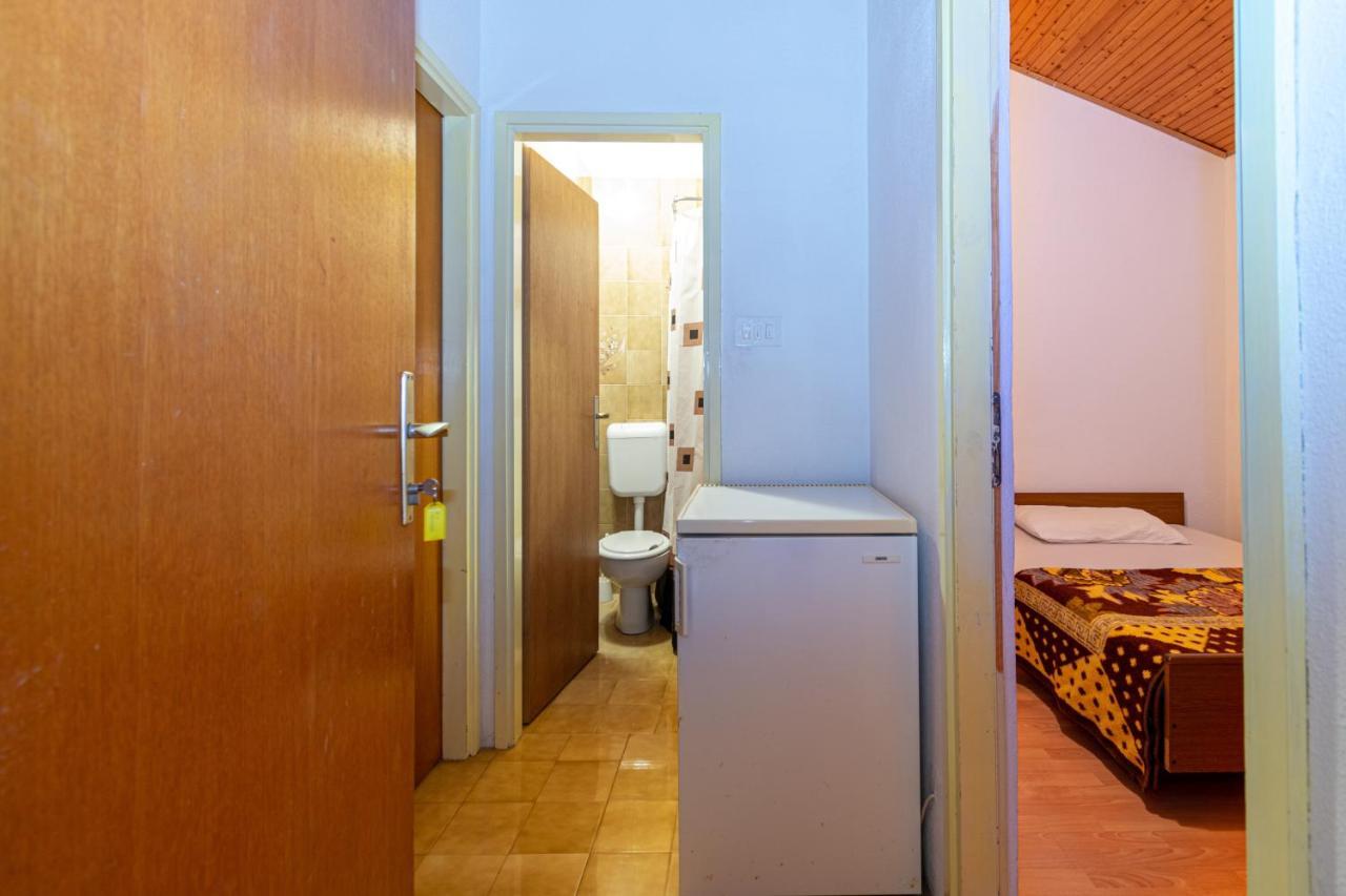 Apartments By The Sea Mandre, Pag - 4101 Колан Екстериор снимка